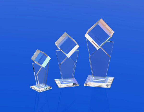 szklana statuetka ADB z kryształową bryłą w której można wygrawerować dowolny produkt w 3D