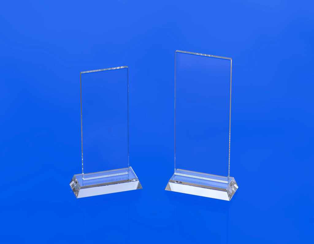 statuetka szklana SP, szklana nagroda na trapezowej podstawce, szklane trofeum okolicznościowe, podziękowanie, nagroda sportowa, dostępna w dwóch wysokościach, statuetka z grawerem lub kolorowym nadrukiem UV