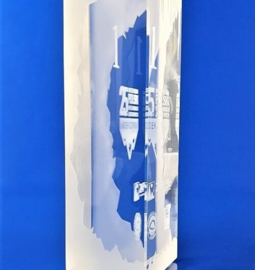 kryształowa nagroda z okazji jubileuszu 25-lecia, efektowne piaskowanie imitujące wnętrze groty, szklana jaskinia z grawerem 3d w krysztale, nagroda na Mistrzostwa Polski w Technikach Jaskiniowych, nagroda za pierwsze miejsce