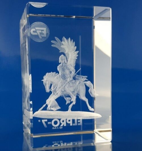 Kryształowa pamiątka grawerowany Husarz w szkle kryształowym.