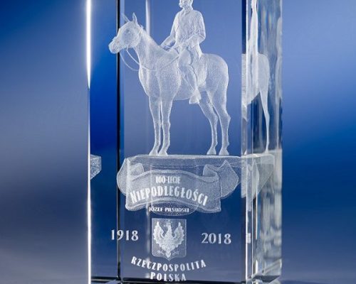 Crystal souvenir engraved with 100 years of independence in crystal glass.
