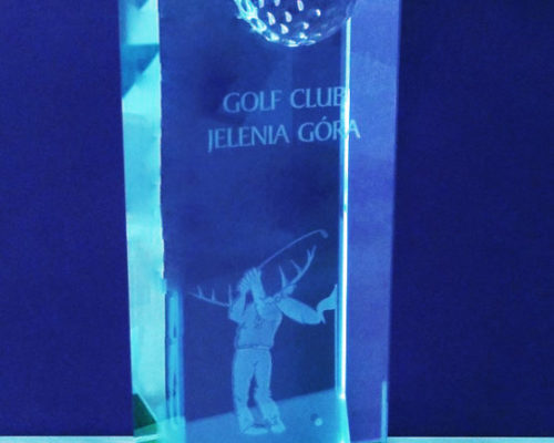 kryształowa statuetka – golf z podstawka kolorową