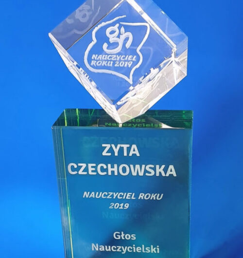 kryształowa statuetka dla Nauczyciela Roku szkło barwione z szescianem