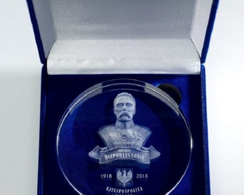 Crystal medal for special occasions in blue packaging.