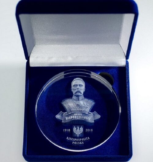 Kryształowy medal na specjalne okazje w niebieskim opakowaniu. 100 lecie Rzeczpospolitej.