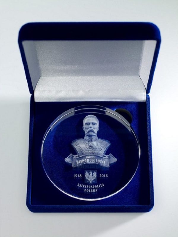 Kryształowy medal na specjalne okazje w niebieskim opakowaniu. 100 lecie Rzeczpospolitej.