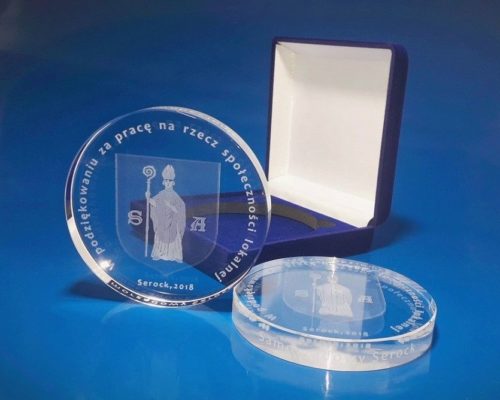 Crystal medal for special occasions in blue packaging. Serock commune