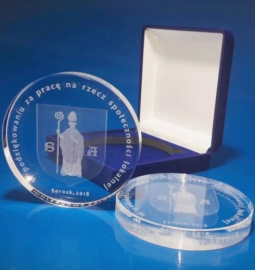 Kryształowy medal na specjalne okazje w niebieskim opakowaniu. Gmina Serock