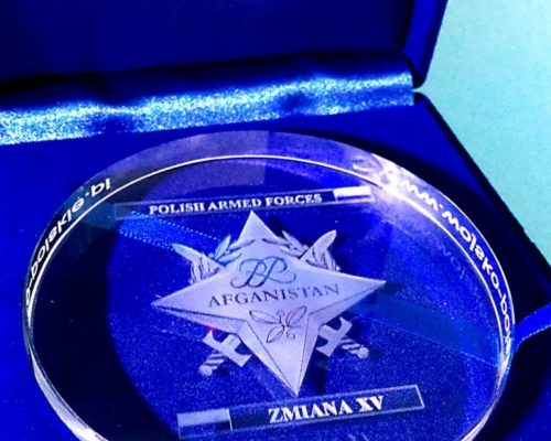 Crystal medal for special occasions in blue packaging