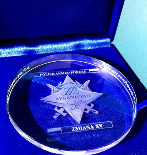 Kryształowy medal na specjalne okazje w niebieskim opakowaniu