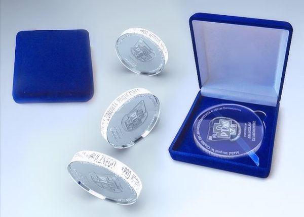 Kryształowy medal na specjalne okazje w niebieskim opakowaniu.