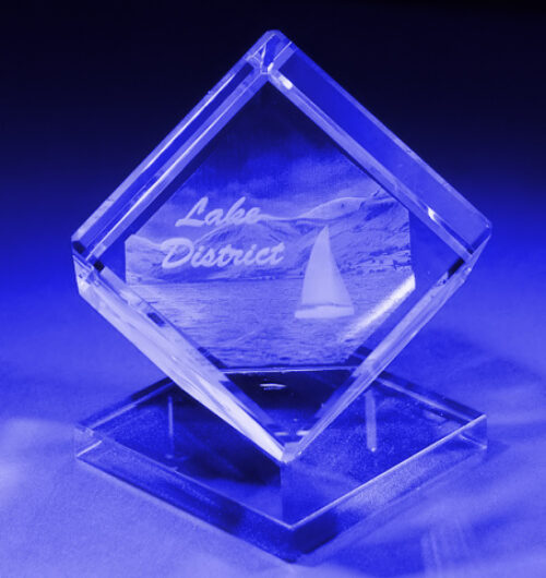 Kryształowa Pamiątka okolicznościowa, sześcian na podstawce