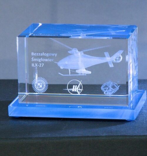 Miniatura śmigłowca w szkle kryształowym na podstawce malowanej.