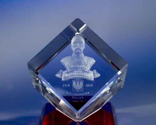 Crystal souvenir from the 100th anniversary of the Polish-Lithuanian Commonwealth. 3D bust Józef Piłsudski.