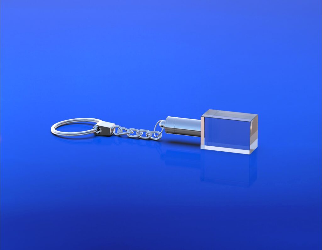 podświetlany szklany brelok z grawerem 3D, szklany breloczek z wygrawerowanym logo, brelok z diodą LED podświetlany na niebiesko