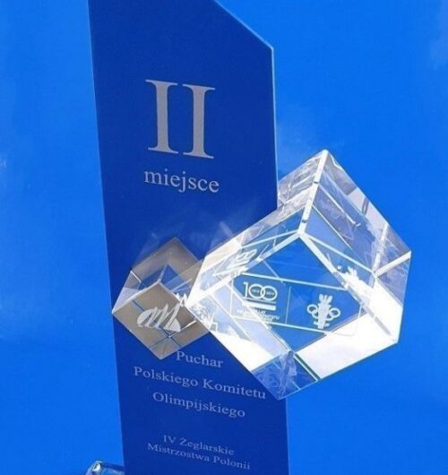 Puchar sportowy połączenie szkła kryształowego ze stalą malowaną.