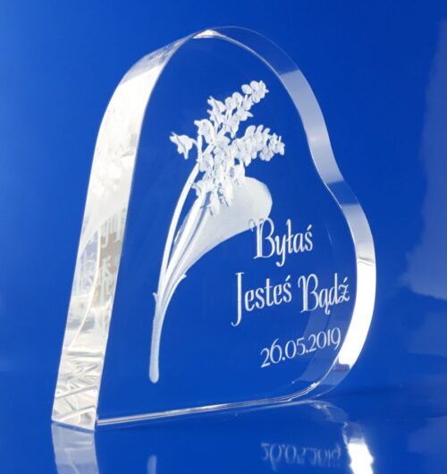 szklane serce z grawerowanymi konwaliami na prezent dla mamy szklane serce z grawerem na prezent, konwalie w krysztale 3d, szkło ozdobne serce z kryształu, grawer 3D