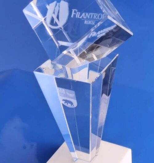 statuetka na kamiennej białej podstawce Filantrop Roku