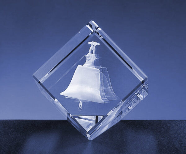 statuetka z grawerem 3D, kryształowy dzwonek, statuetka sześcian z wygrawerowanym projektem 3D, szklany przycisk do papieru, szklany gadżet na święta z dzwonkiem