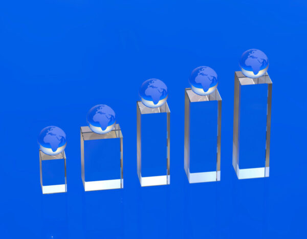 szklana statuetka z globem, idealna nagroda do wygrawerowania projektu 3D w bryle szkła kryształowego, kryształowy globus podkreśla międzynarodowy charakter firmy