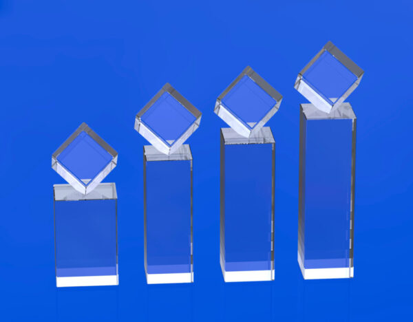 Szklana statuetka Prostopadłościan z sześcianem, fantastyczny pomysł na nagrodę z Twoim produktem wygrawerowanym w bryle szkła kryształowego, w kostce na górze grawerowane logo w 3D