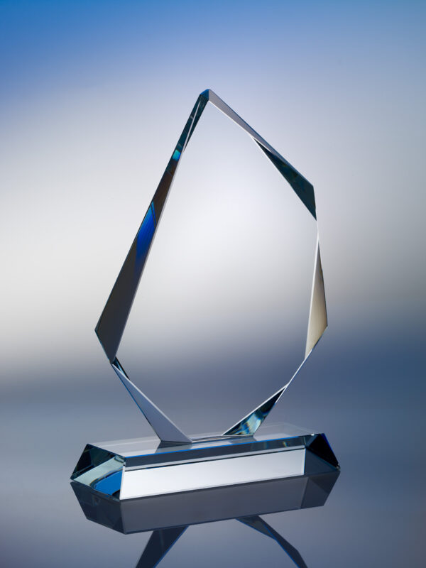 szklana statuetka Icepeak z bardzo ozdobnimi szlifami nagroda szklana z okazji 25-lecia firmy