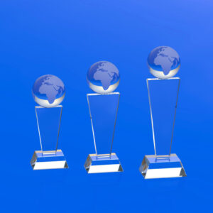 szklana statuetka z globusem Primavera na transparentnej podstawce trzy wielkości, kryształowy globus doskonale podkreśli międzynarodowy charakter firmy