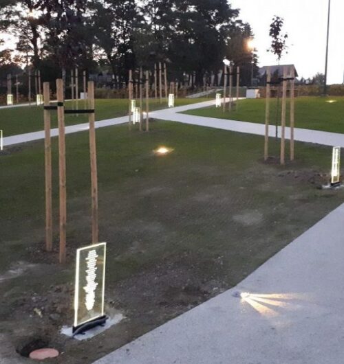 szklane tablice pamiatkowe z podswietleniem - Sad Pamięci Markowa