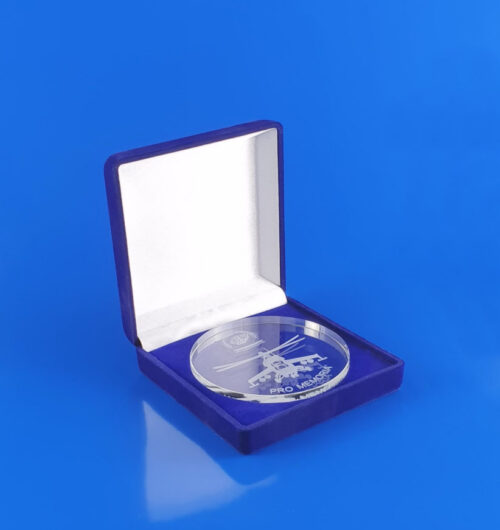 kryształowy medal 80mm z grawerowaniem 3D w niebieskim flokowanym etui