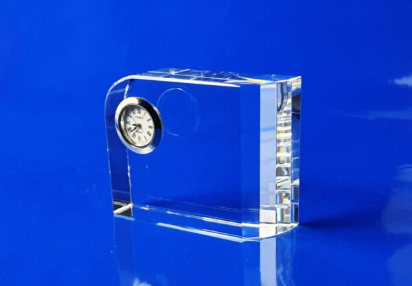 zegar szklany na biurko z wygrawerowanym logo oraz dedykacją, idealny na prezent firmowy, szklana wizytówka
