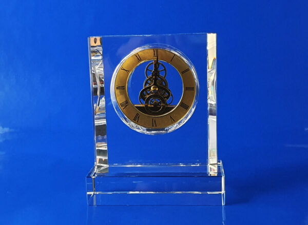 zegar szklany S-2 z widocznym mechanizmem, piękny kryształowy prezent z logo lub dedykacją