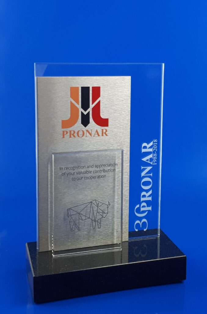 specjalna nagroda 30 lecia Pronar połaczenie szkła z kamieniem i metalem
