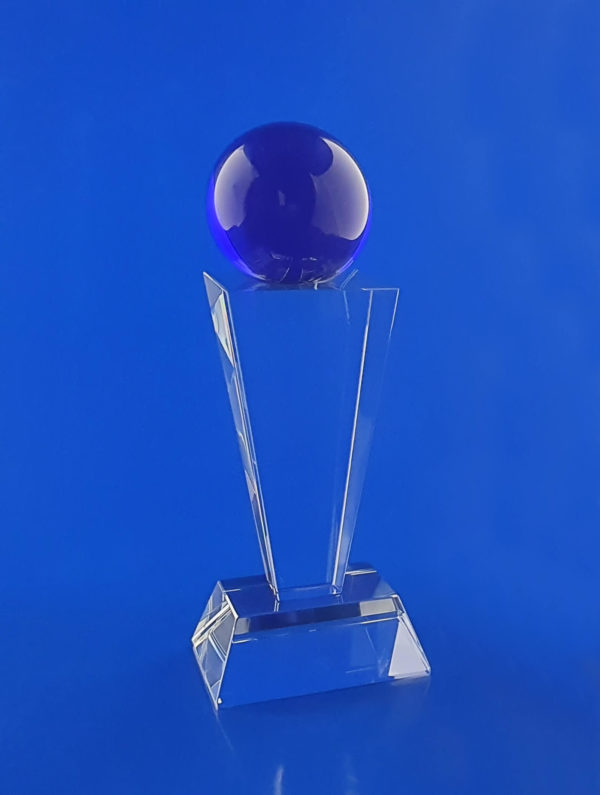 statuetka DV z kryształu na transparentnej podstawce z niebieską kulą