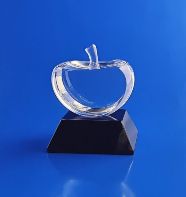 kryształowe jabłko nagroda kryształowa na czarnej podstawce, prezent z dedykacją na różne okazje