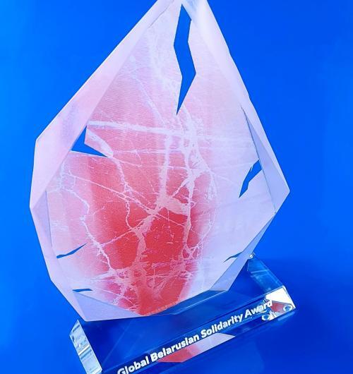 Statuetka szklana dla Centrum Białoruskiej Solidarności Global Belarusian Solidarity Award, grawerowanie, nadruk UV symbolizujący pęknięcia w lodzie reżimu