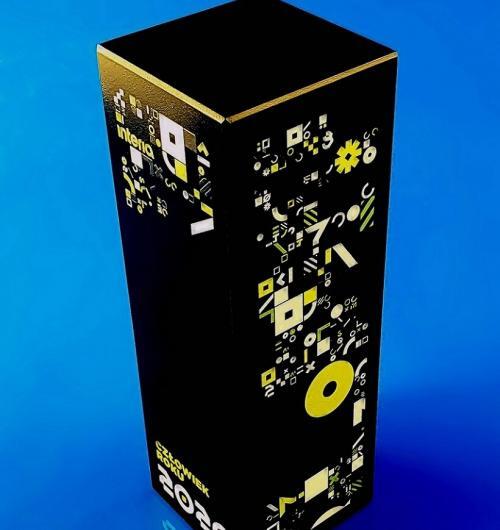 Statuetka Człowiek Roku Interia, czarny kryształ, nadruk UV, prestiżowa nagroda kryształowa, szklana statuetka Człowiek Roku dla firmy Interia