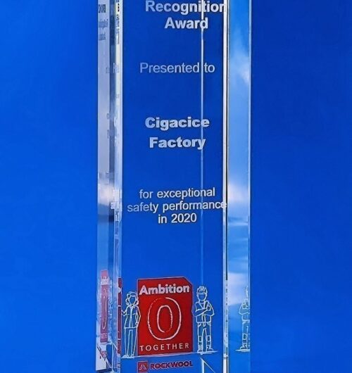 statuetka bezpieczeństwo w pracy dla Rockwool, statuetka kryształ 3d, nagroda uznania za wyjątkowe wyniki w zakresie bezpieczeństwa pracy połączenie kilku technik zdobienia szkła, nowoczesne zaprezentowanie logo Rockwool dzieki połączeniu kilku technik zdobienia szkła, grawerowanie 3D, piaskowanie i malowanie natryskowe