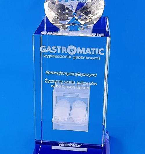 zmywarka Winterhalter w szkle grawerowana w 3d, elegancki szklany prezent dla najlepszego sprzedawcy. Zmywarka w krysztale jako prezent z okazji 10-lecia, kryształowa bryła z wygrawerowaną zmywarką w 3d, jubileusz grawerowany w diamencie, szklana statuetka ze zmywarką na 10-lecie współpracy
