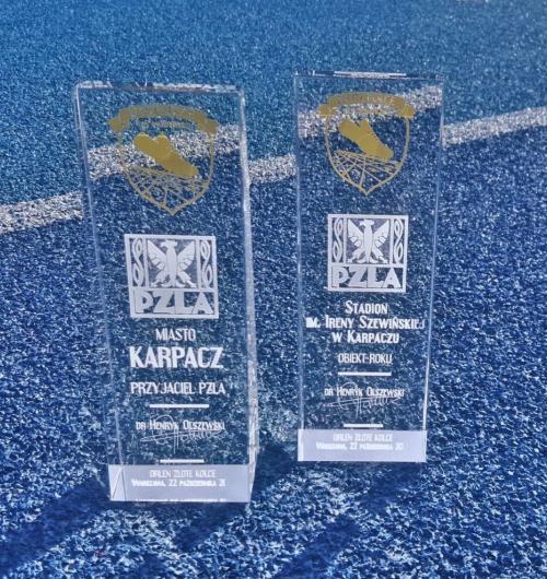 statuetka szklana złote kolce dla Polskiego Związku Lekkiej Atletyki, grawerowanie 3D, kolce malowane na złoty kolor, szklane trofeum sportowe Złote Kolce