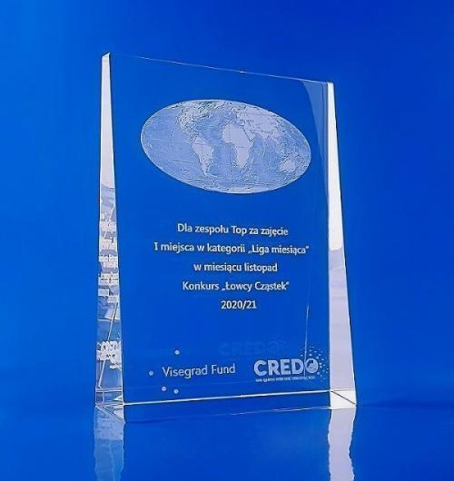 szklana statuetka z mapą świata grawerowaną w szkle na konkurs Instytutu Fizyki Jądrowej. Szklana nagroda z mapą świata, grawerowanie 3D, szklana statuetka mapa świata z grawerem 3D Szklane trofeum w konkursie Łowców Cząstek