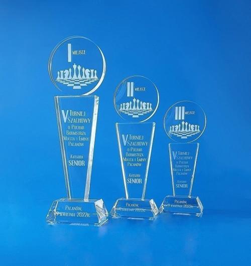 kryształowy puchar na turniej szachowy grawerowanie 3d laserem Statuetka ze szkła kryształowego z medalem, w medalu wygrawerowane szachy, w cokole statuetki nazwa turnieju oraz miejsca, statuetka jest na eleganckiej kryształowej podstawce w kształcie trapezu