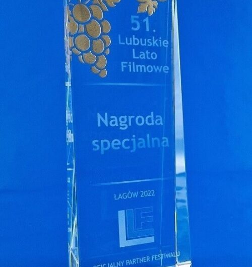 szklana statuetka Złote Grona zaprojektowana z okazji 51. Festiwalu Filmowego Logo oraz napisy są grawerowane wewnątrz szkła a Złote Grona malowane na szkle