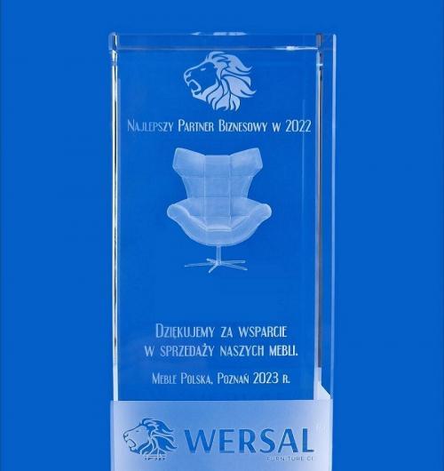 szklana statuetka fotel 3D dla Fabryki Mebli WERSAL, kryształowa bryła z wygrawerowanym w 3D fotelem jako podziękowanie za wsparcie w sprzedaży, fotel 3D w krysztale, lew w logo piaskowany artystycznie na szkle, szklana statuetka premium dla partnerów biznesowych
