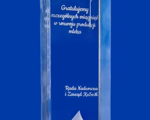 glass award with a drop in 3D for the dairy industry, crystal statuette with laser-engraved congratulations inside the glass A glass award on a blue base with personal congratulations from Kesem Statuette with 3D engraving on a base made of beautiful blue crystal