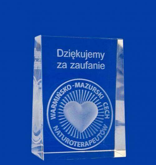 kryształ CGW z okazji jubileuszu. Kryształowa statuetka zwężająca się ku górze z wygrawerowanym laserem logo w 3D Serce w logo grawerowane jako model 3D Statuetka podziękowanie za zaufanie