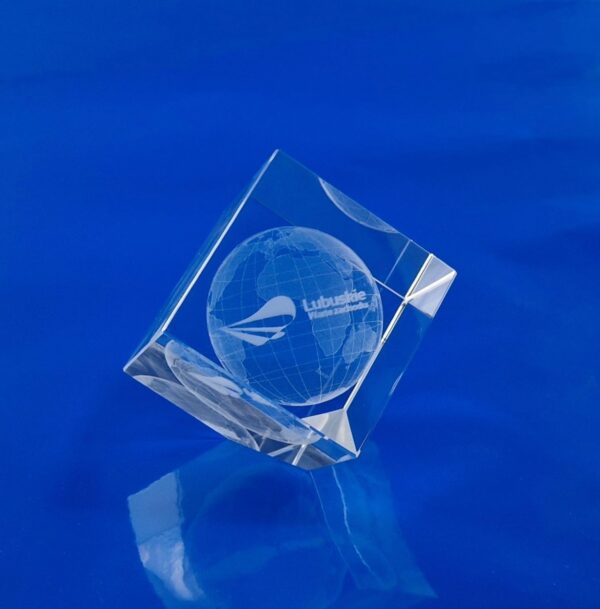 kryształowa kostka z grawerem 3D, elegancki szklany upominek z wygrawerowanym logo w 3D, Kryształowy sześcian z wygrawerowanym wewnątrz szkła globusem i logo województwa lubuskiego