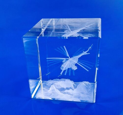 statuetka śmigłowiec Mi-17 strzelający nad górami, projekt śmigłowca w 3D wygrawerowany w bryle szkła kryształowego z efektem strzelania Kryształ z modelem 3D jako elegancki prezent dla Dowódcy