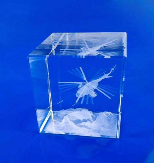 statuetka śmigłowiec Mi-17 strzelający nad górami, projekt śmigłowca w 3D wygrawerowany w bryle szkła kryształowego z efektem strzelania Kryształ z modelem 3D jako elegancki prezent dla Dowódcy