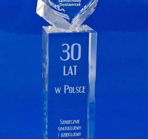 szklana statuetka z okazji 30-lecia Volkswagen Polska od AHK, kryształowa statuetka z gratulacjami z okazji 30-lecia istnienia w Polsce. Kryształowa bryła z sześcianem na górze, w którym jest wygrawerowane laserem logo
