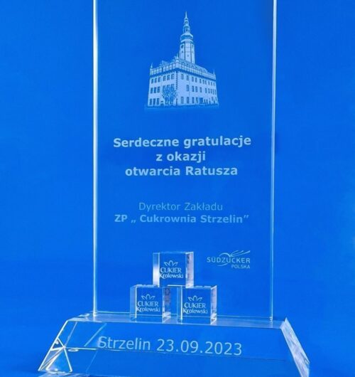 szklana statuetka kryształowe kostki cukru, szklana statuetka okolicznościowa z gratulacjami z okazji otwarcia Ratusza po odbudowie. Kryształowe kosteczki z grawerem 3D logo w ciekawy sposób promują Cukrownię